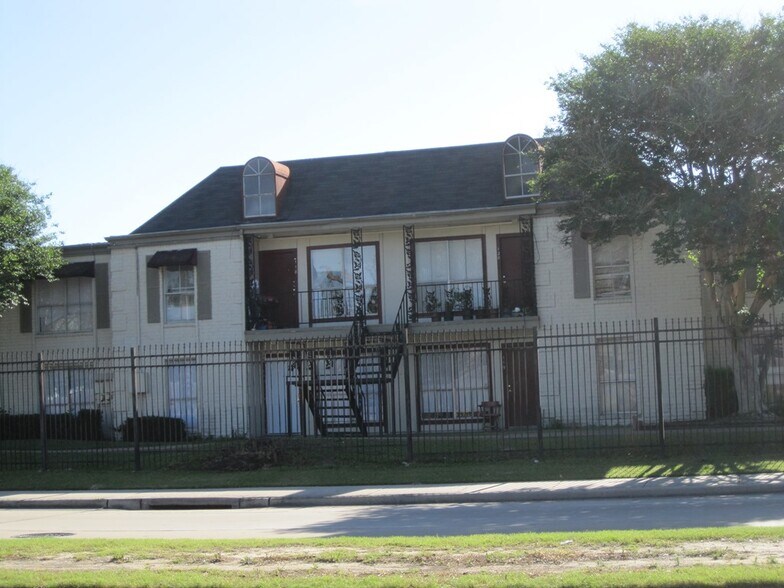 More Photos Of 2200 Wirt Rd, Houston Apartments For Sale