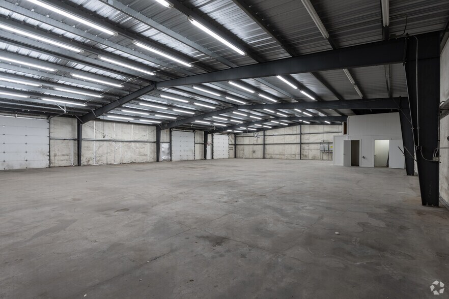 More Photos Of 2463-2517 S Riverside Dr, Fort Worth Manufacturing For Lease