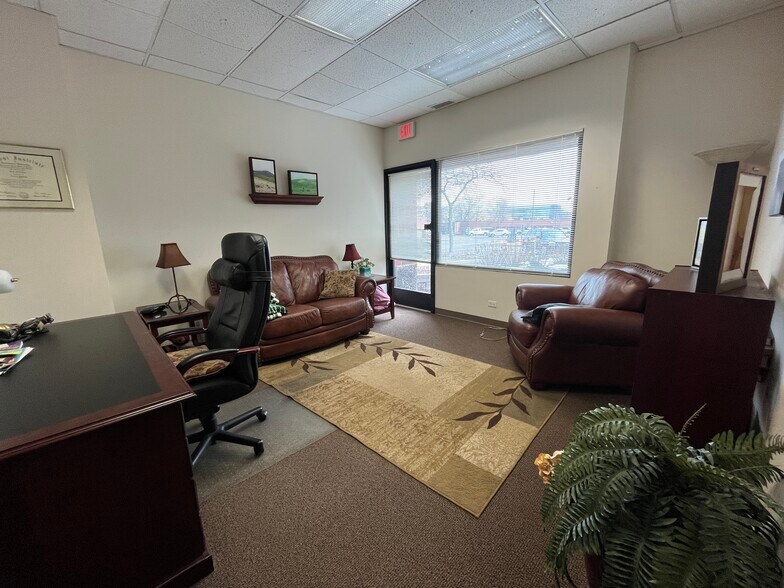 More Photos Of 919 N Plum Grove Rd, Schaumburg Office For Sale