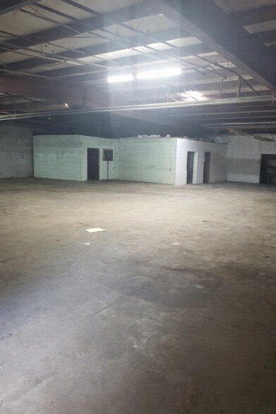 More Photos Of 2600 Industrial St, Leesburg Manufacturing For Lease