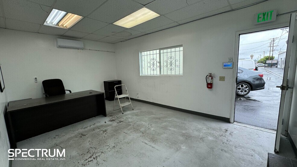 More Photos Of 15759 Strathern St, Van Nuys Warehouse For Lease