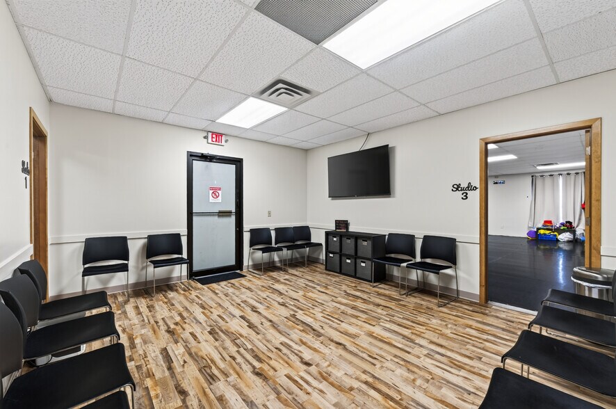 More Photos Of 146 Lake St N, Forest Lake Medical For Lease