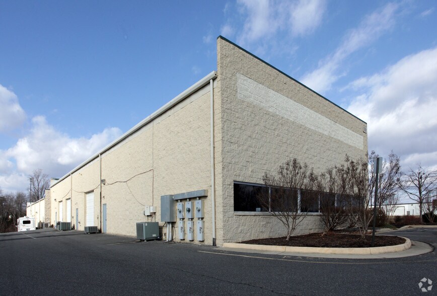 More Photos Of 10 Commerce Pky, Fredericksburg Warehouse For Lease