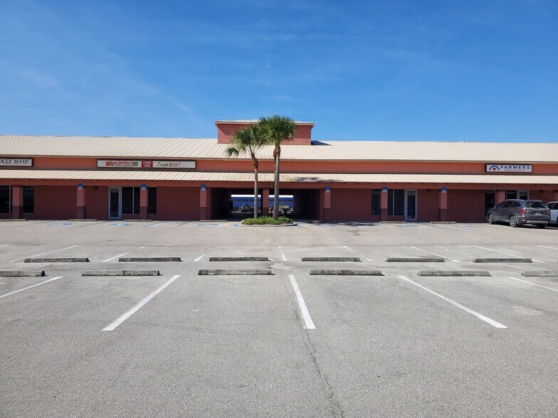 More Photos Of 10650 Metro Pky, Fort Myers Showroom For Lease