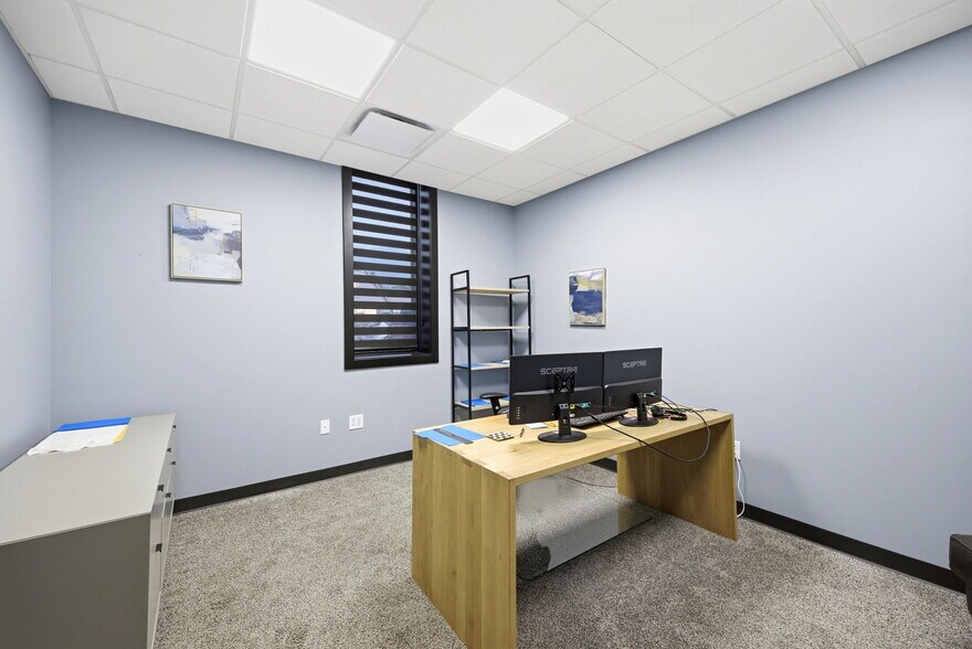 More Photos Of 326 SE Douglas St, Lees Summit Office For Sale