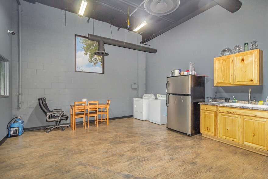 More Photos Of 2412 Midland Rd, Saginaw Service For Sale