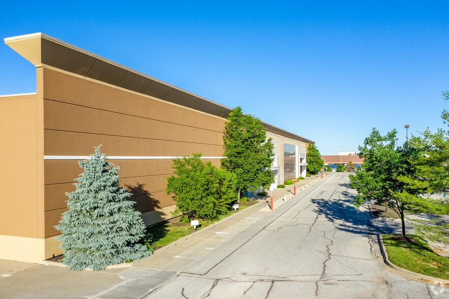 More Photos Of 12381 W 95th St, Lenexa Freestanding For Sale