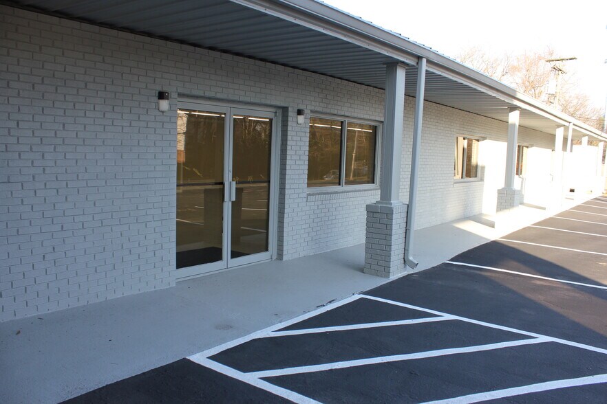 More Photos Of 2914 Gibbon Rd, Charlotte Freestanding For Lease