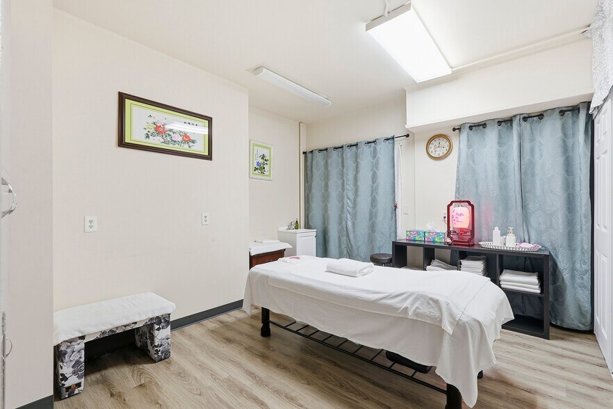 More Photos Of 12720 SW Pacific Hwy, Tigard General Retail For Sale