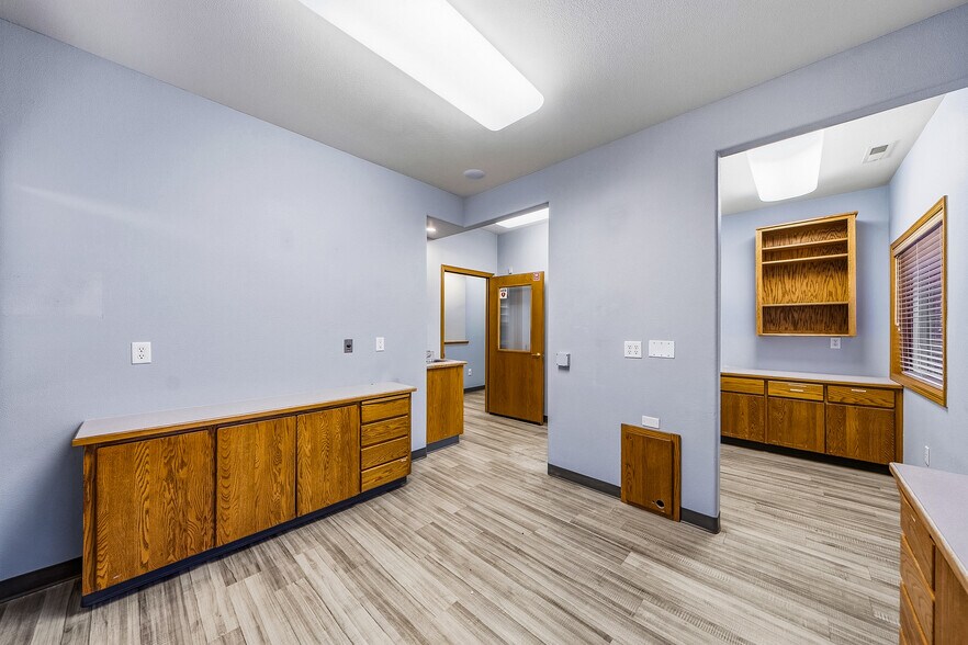 More Photos Of 925 Town Centre Dr, Medford Medical For Lease