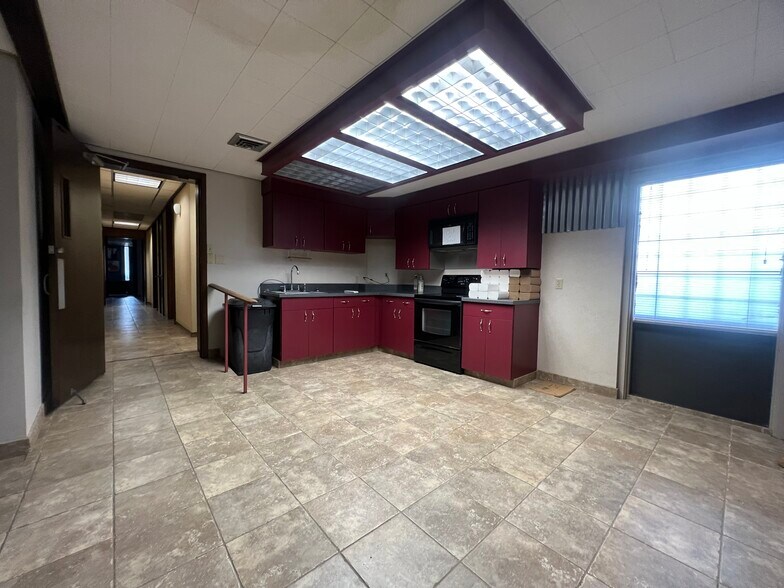 More Photos Of 205 Profit Dr, Victoria Showroom For Sale