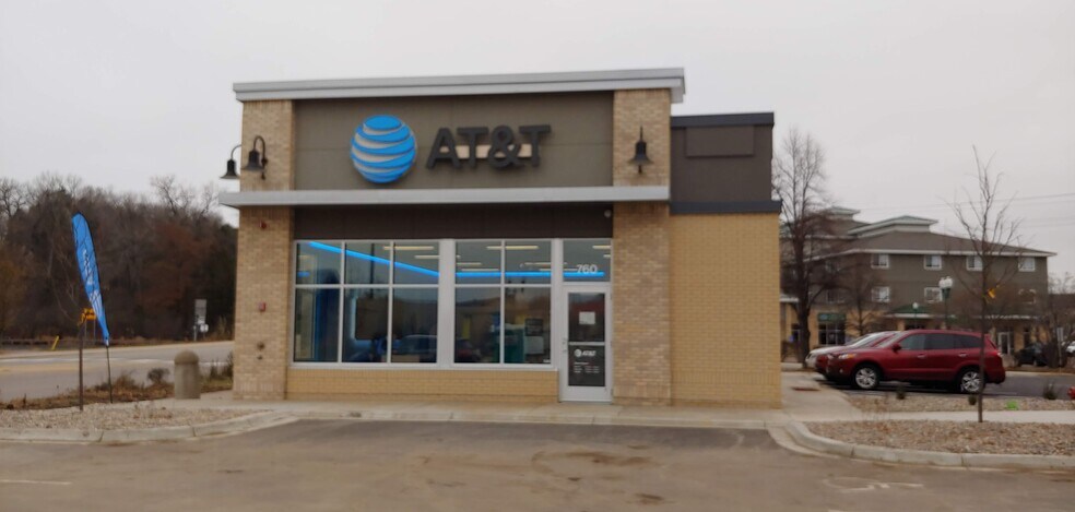 More Photos Of 722 N Chestnut St, Chaska Storefront For Lease
