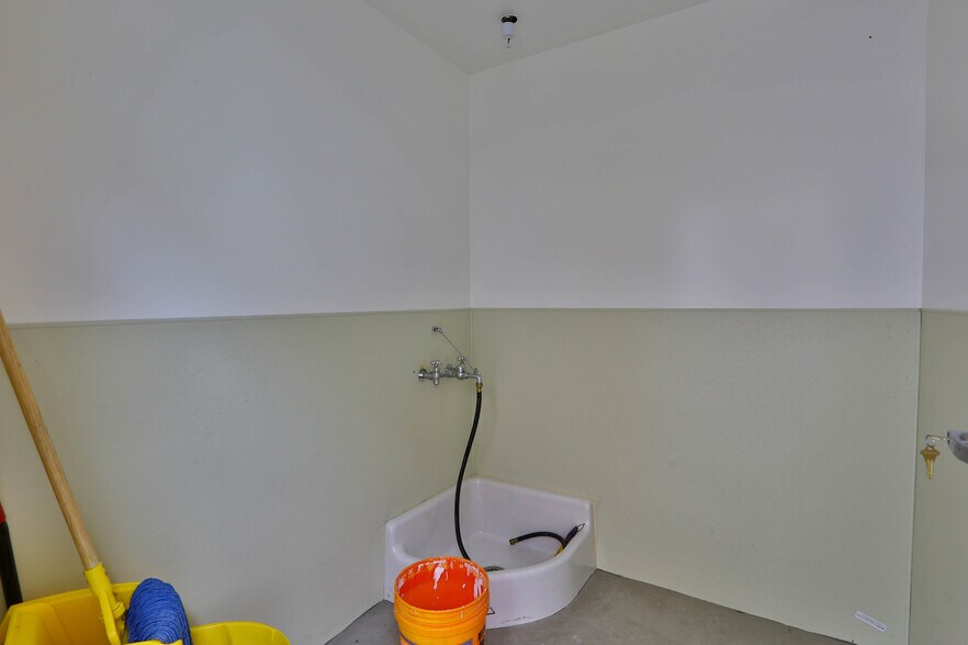 More Photos Of 118-122 Charcot Ave, San Jose Flex For Lease