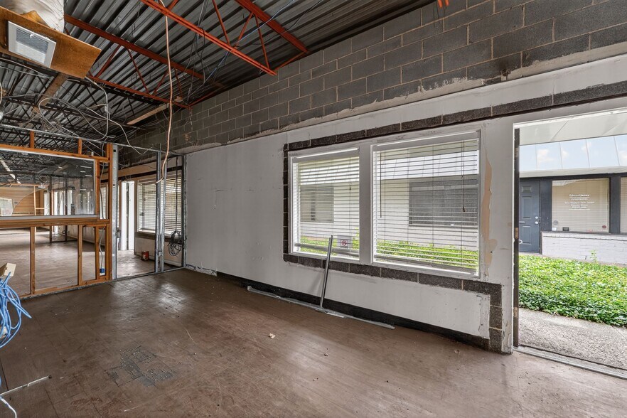 More Photos Of 401 W Centerville Rd, Garland Office For Sale