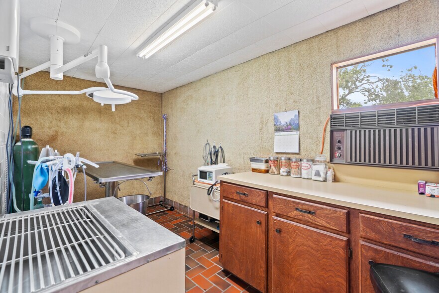 More Photos Of 1404 S B St, Henryetta Veterinarian Kennel For Sale
