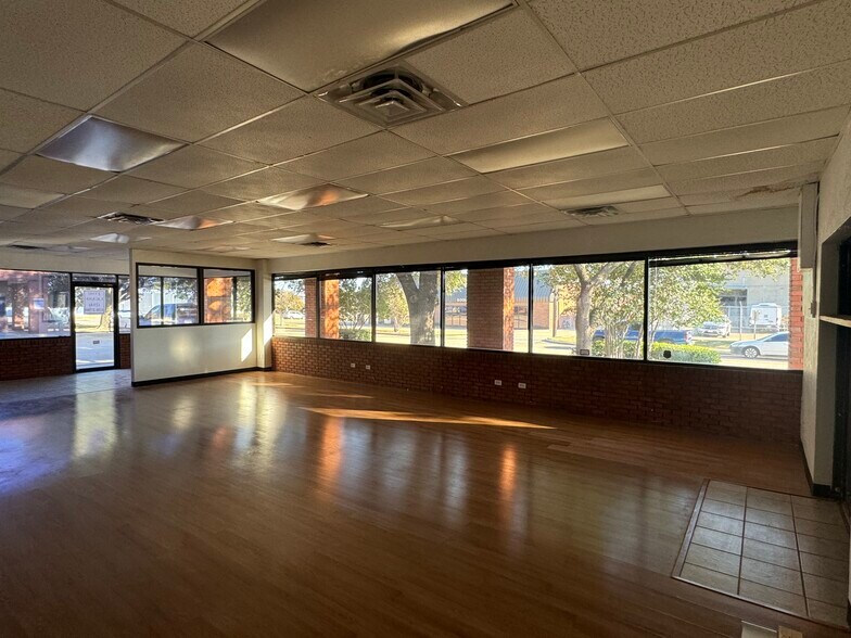More Photos Of 10875 Plano Rd, Dallas Flex For Lease