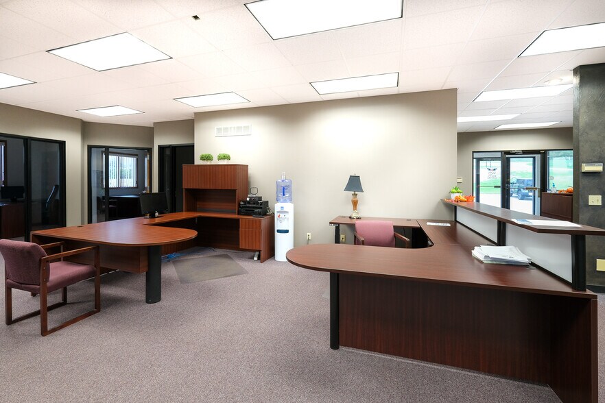 More Photos Of 40 Good Counsel Dr, Mankato Office For Sale