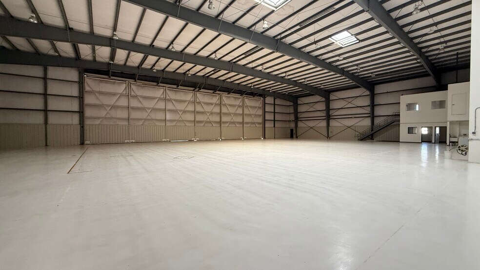 More Photos Of 3501 N Lakewood Blvd, Long Beach Airplane Hangar For Lease