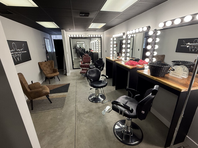 More Photos Of 23689 Industrial Park Dr, Farmington Hills Flex For Lease