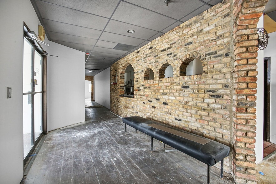 More Photos Of 8432 Noble Ave, Minneapolis Bar For Sale