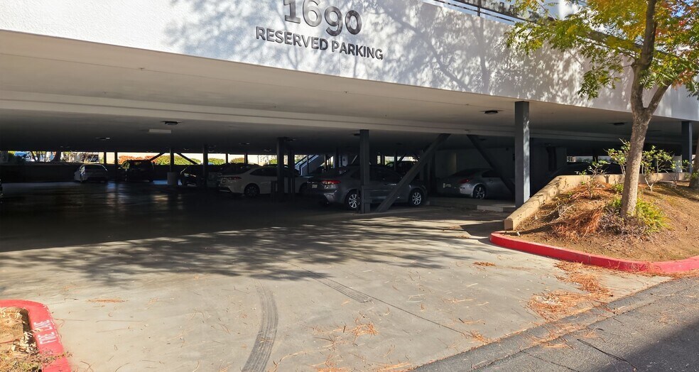 More Photos Of 1690 W Shaw Ave, Fresno Coworking Space