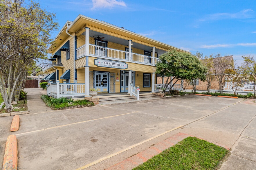 More Photos Of 204 W Central Ave, Fort Worth Office Residential For Sale
