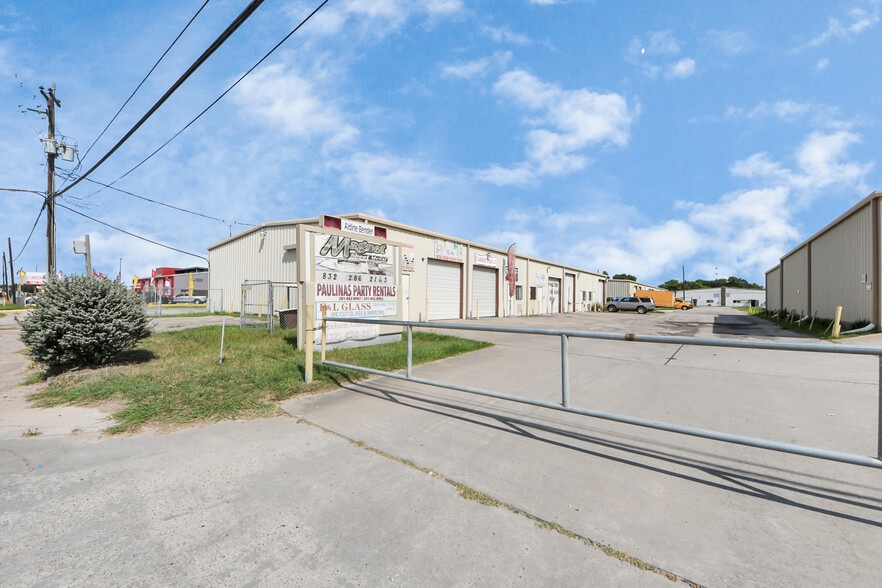More Photos Of 1027 Aldine Bender Rd, Houston Warehouse For Lease