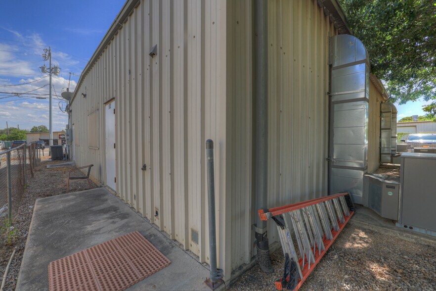 More Photos Of 242 Trade Center Dr, New Braunfels Warehouse For Lease