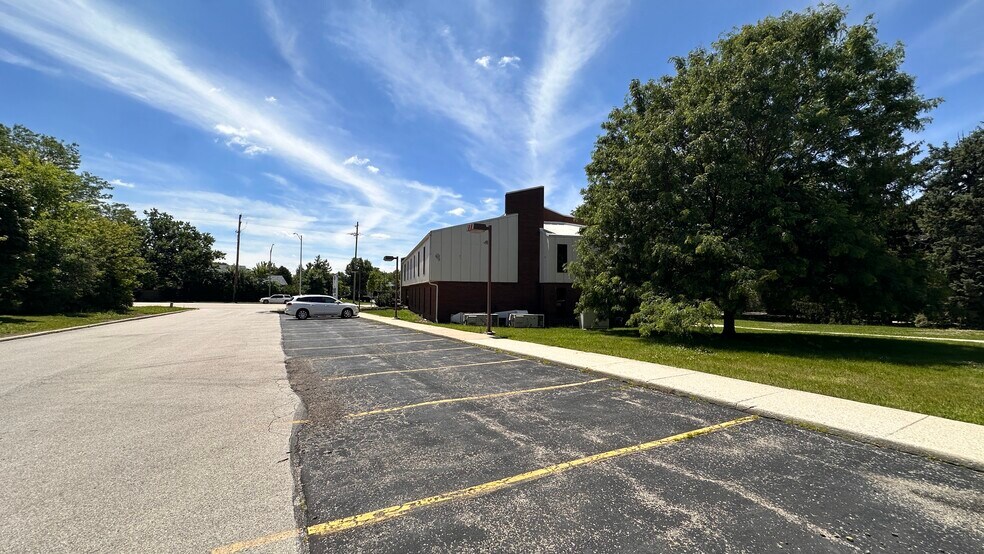 More Photos Of 684 W Boughton Rd, Bolingbrook Office For Lease