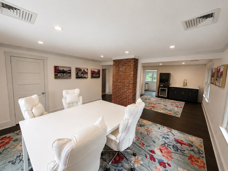More Photos Of 144 N Main St, East Hampton Office For Lease