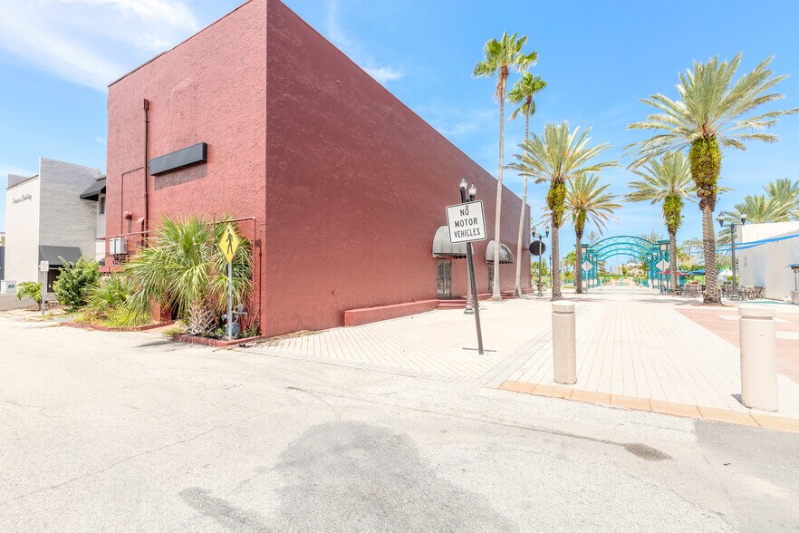 More Photos Of 230 S Beach St, Daytona Beach Storefront For Lease