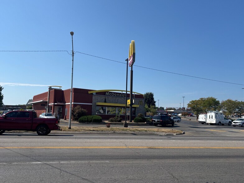 More Photos Of 3040 W Broadway Blvd, Sedalia Unknown For Lease