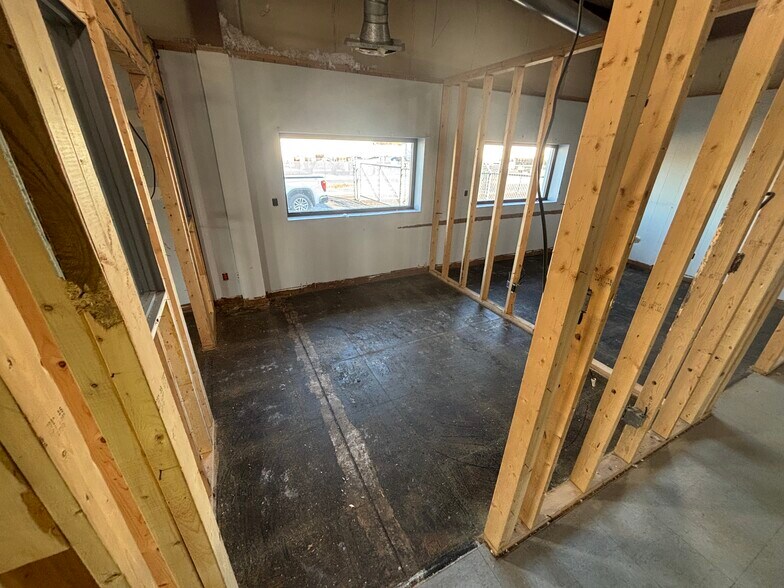 More Photos Of 354 Civic Rd, LaSalle Flex For Lease