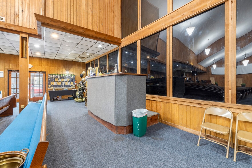 More Photos Of 10511 Main St, Thonotosassa Religious Facility For Sale