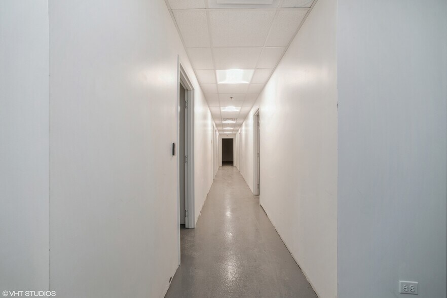 More Photos Of 740 Schneider Dr, South Elgin Manufacturing For Sale