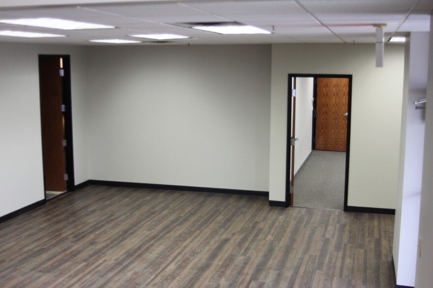 More Photos Of 1501 Luna Rd, Carrollton Research And Development For Lease