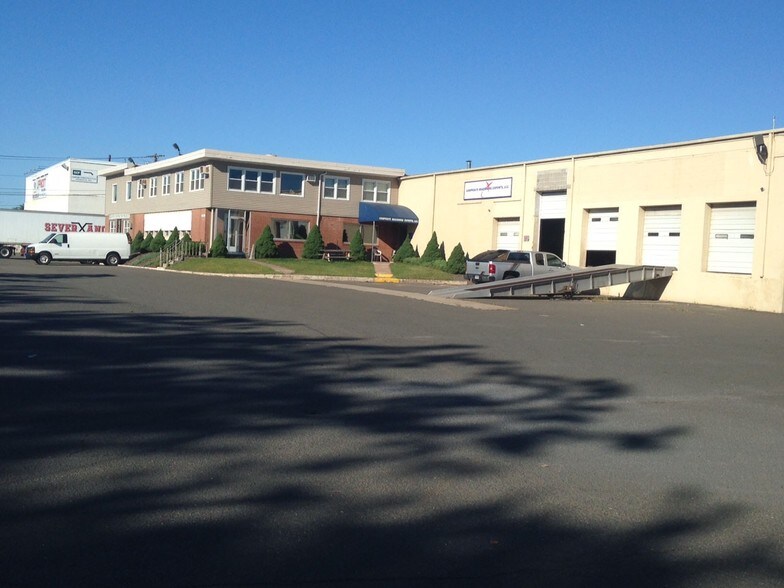 More Photos Of 222 Universal Dr, North Haven Warehouse For Lease