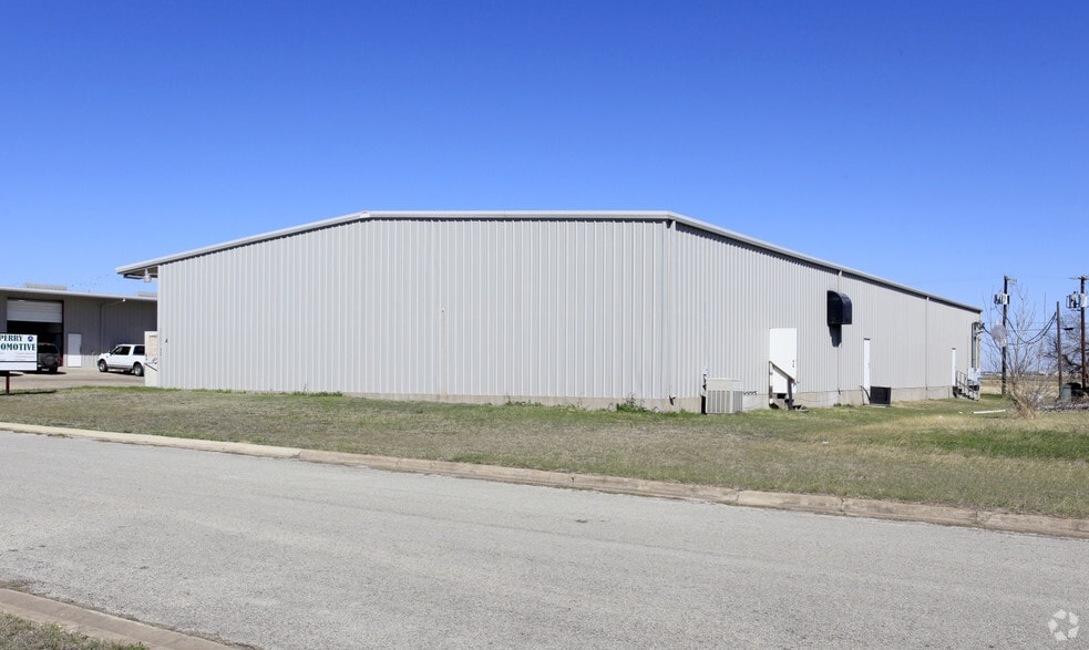 More Photos Of 212 Tradesmen Dr, Hutto Warehouse For Lease