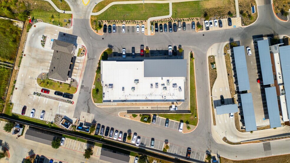 More Photos Of 635 University Blvd, Round Rock Storefront For Sale