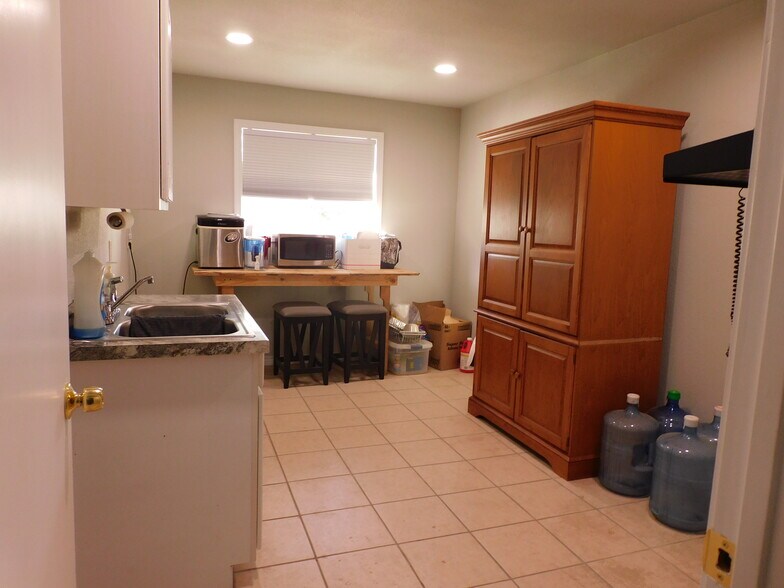 More Photos Of 401 W Coffin St, Denison Industrial For Sale
