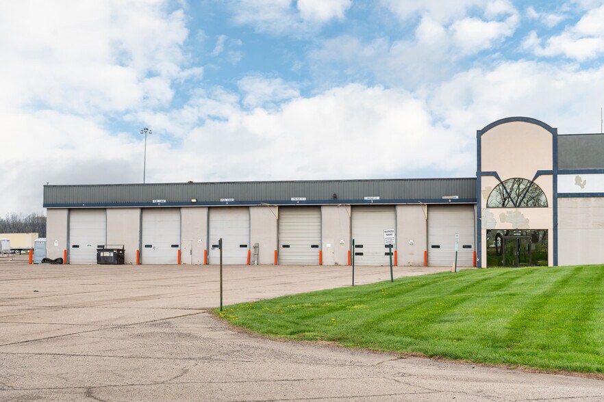 More Photos Of 106 Restoration Park Dr, Medway Service For Lease