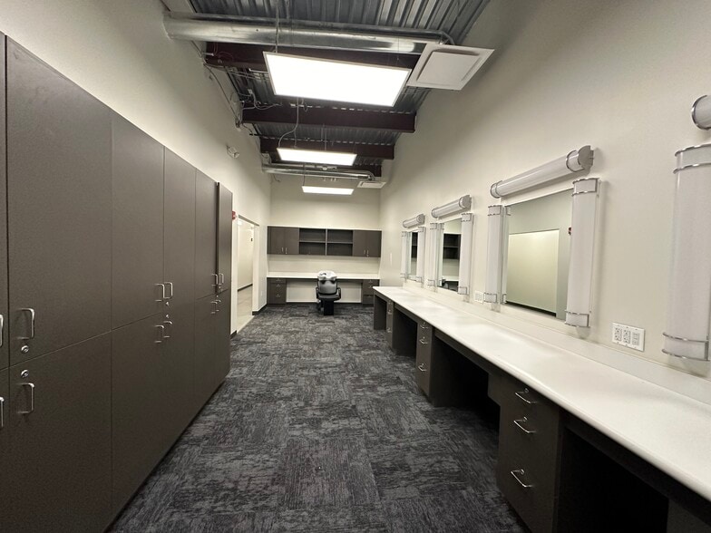 More Photos Of 382 Channel Dr, Port Washington Office For Lease