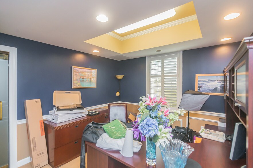 More Photos Of 410 Pine St SE, Vienna Office For Sale