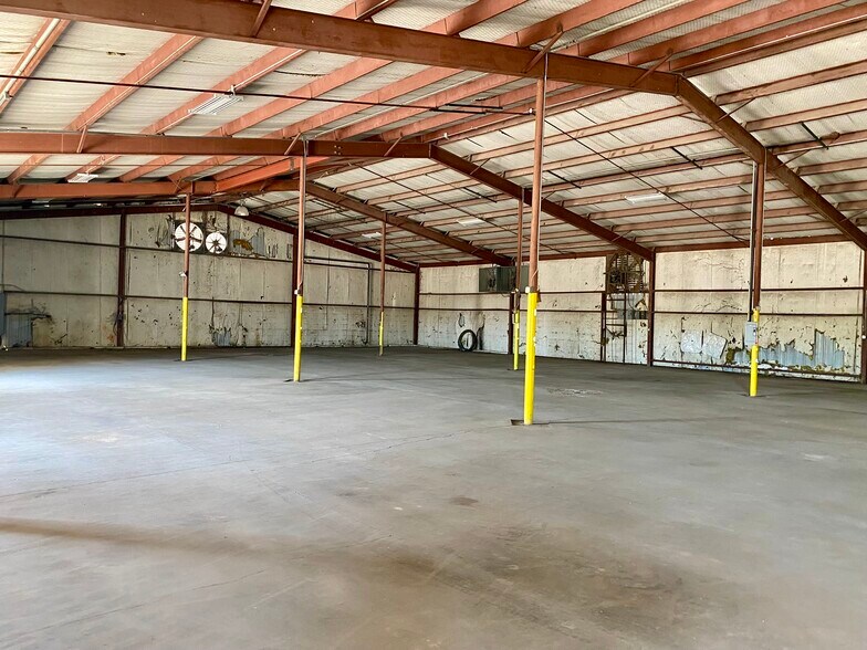 More Photos Of 1401 E Highway 82, Gainesville Industrial For Lease