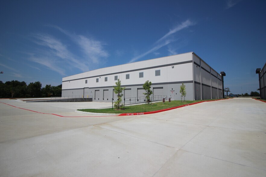 More Photos Of 7204 E Freeway, Baytown, TX 77521, USA Fwy, Baytown Distribution For Sale