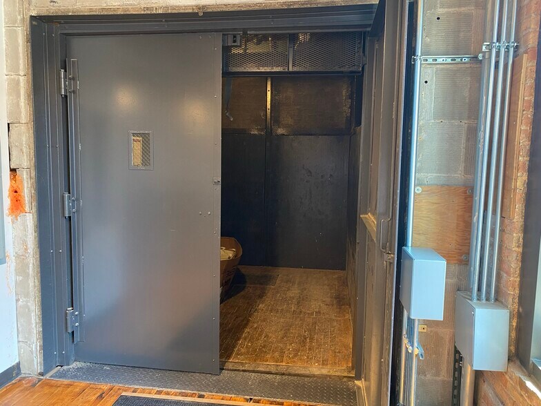 More Photos Of 215 W Ontario St, Chicago Loft Creative Space For Lease