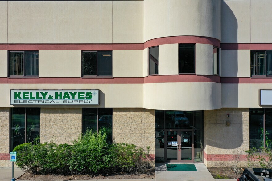 More Photos Of 66 Southern Blvd, Nesconset Showroom For Lease
