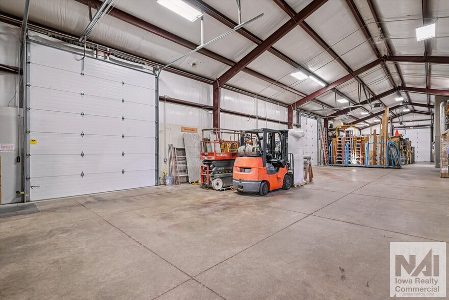 More Photos Of 1402 SW 18th St, Cedar Rapids Warehouse For Lease