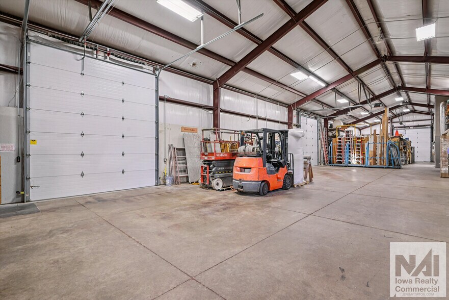 More Photos Of 1402 SW 18th St, Cedar Rapids Warehouse For Sale