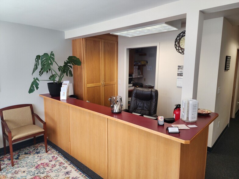 More Photos Of 48247 Hills St, Oakridge Office For Sale